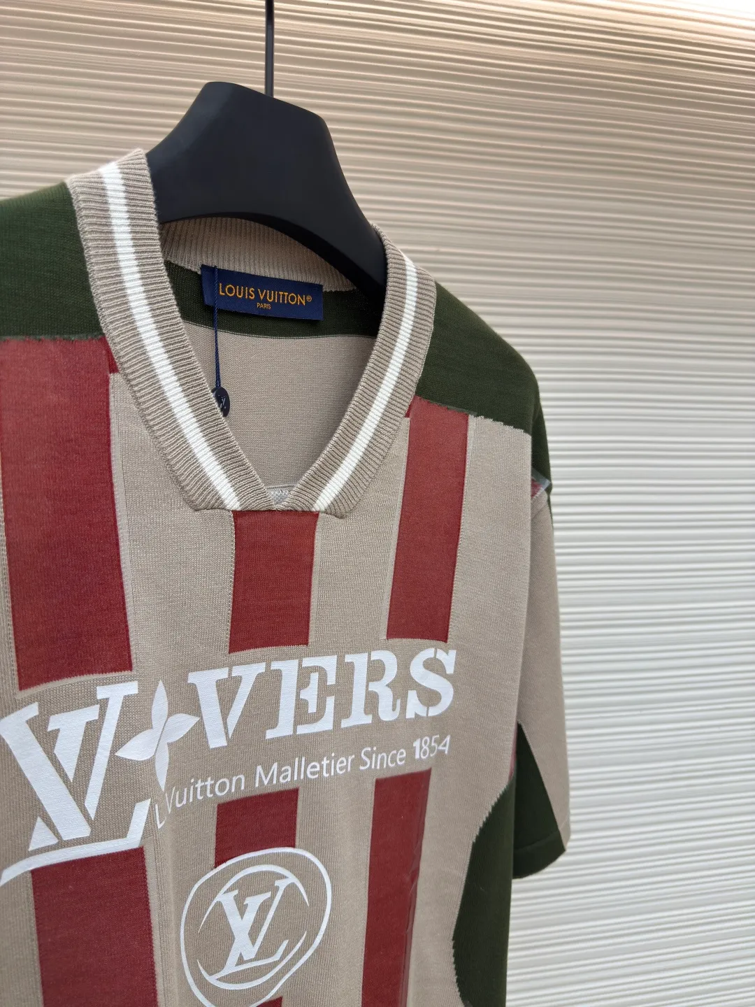 LOUIS VUITTON jersey show style knitted short sleeves ●Authentic product: Purchased and developed for 9999 ●Item number: 1680297-B15 ●Fabric: long-staple cotton ●Technology: 16-needle flat knitted piece ●Version: fitted version ●Weight: about 310 grams ●Size: S-M-L-XL ●Description: The process is complex, the yarn is custom-woven and dyed, and the custom-dyed development takes more than a month. Custom-made cotton yarn is introduced. The jacquard fabric requires fine yarn count and extremely high requirements for raw cotton. The letter pattern adopts double-sided hanging wool technology, fine workmanship, and clear texture. The ultra-fine weaving thread is made of environmentally friendly fiber. The overall wiring is straight and delicate, the fabric is comfortable and soft, and the color is consistent without color difference. It can be matched with the same style to create a fashionable look and control various occasions. Customized accessories, complete with three standards, same style for men and women!